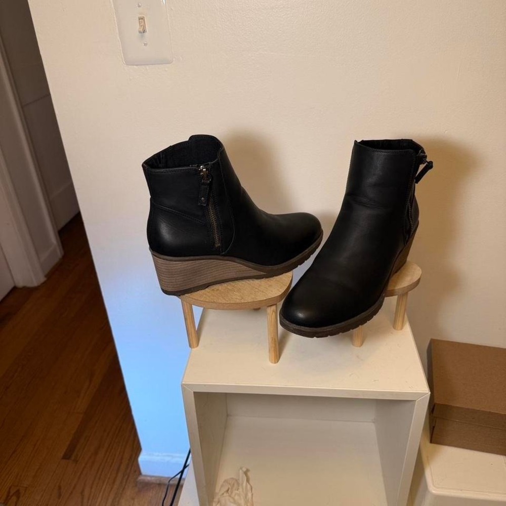 VIONIC WATER PROOF WOMENS BLACK WALKING BOOTS SIZE 9.5. SRP $160 - Picture 2 of 8